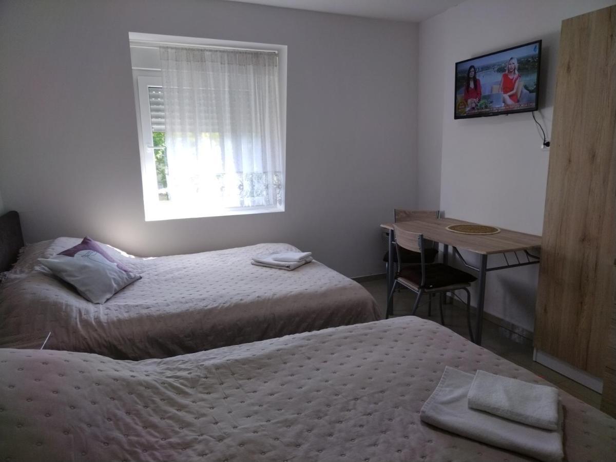 Appartamento Studio Apartman Mir Kanjiža Esterno foto